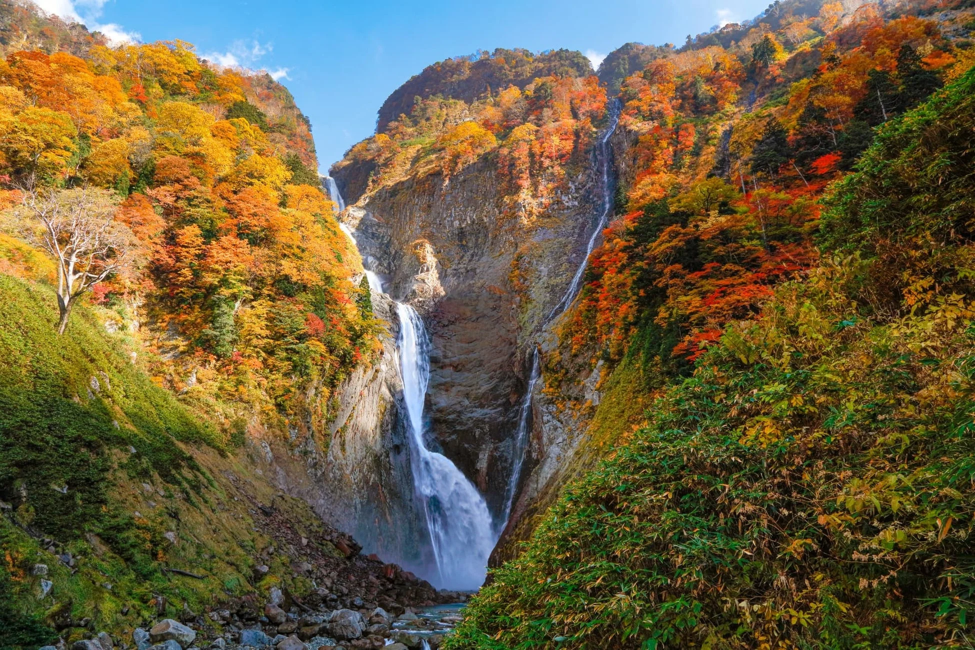 富山県立山町の滝と紅葉