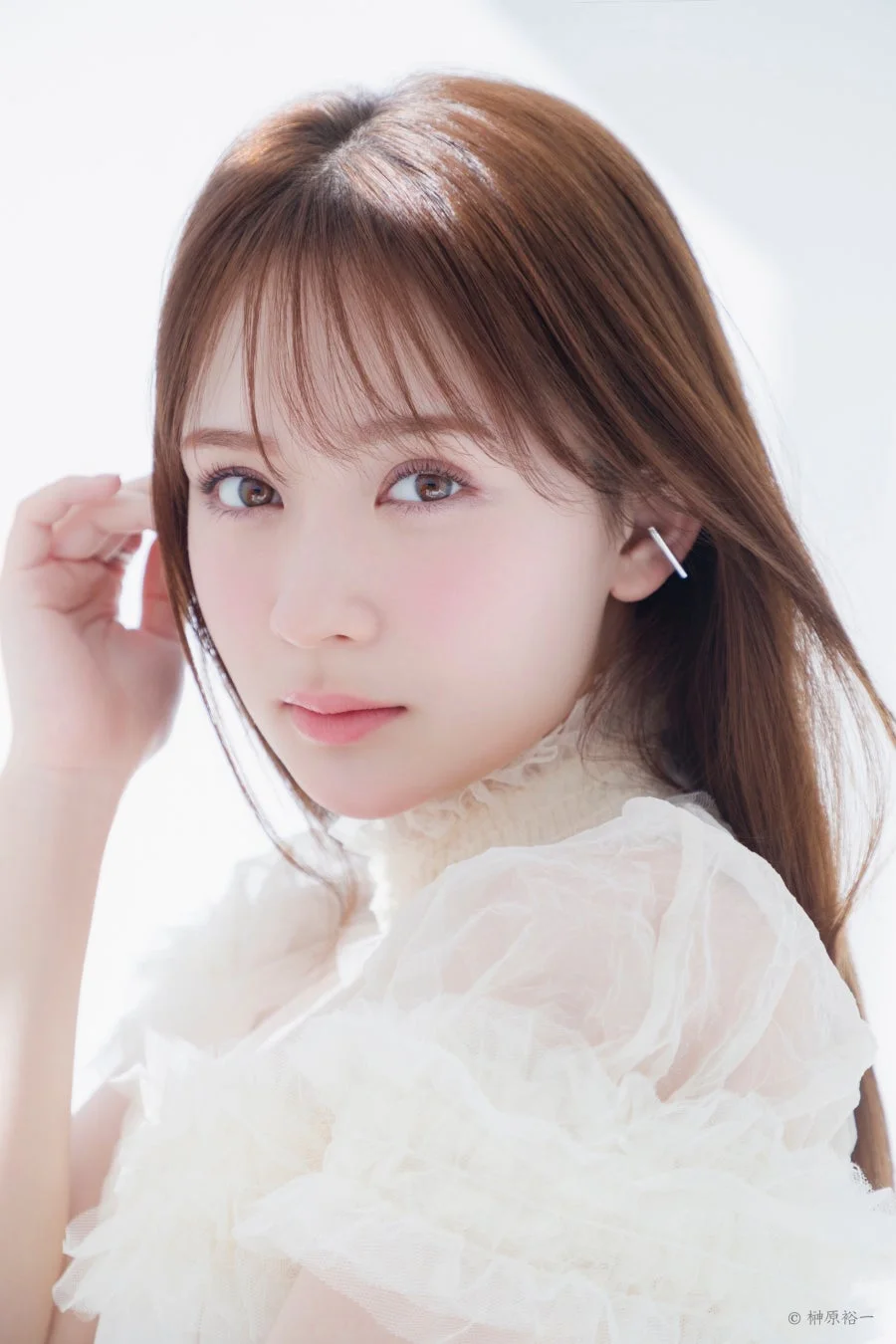 白いフリルの衣装をまとった若い女性のクローズアップポートレート