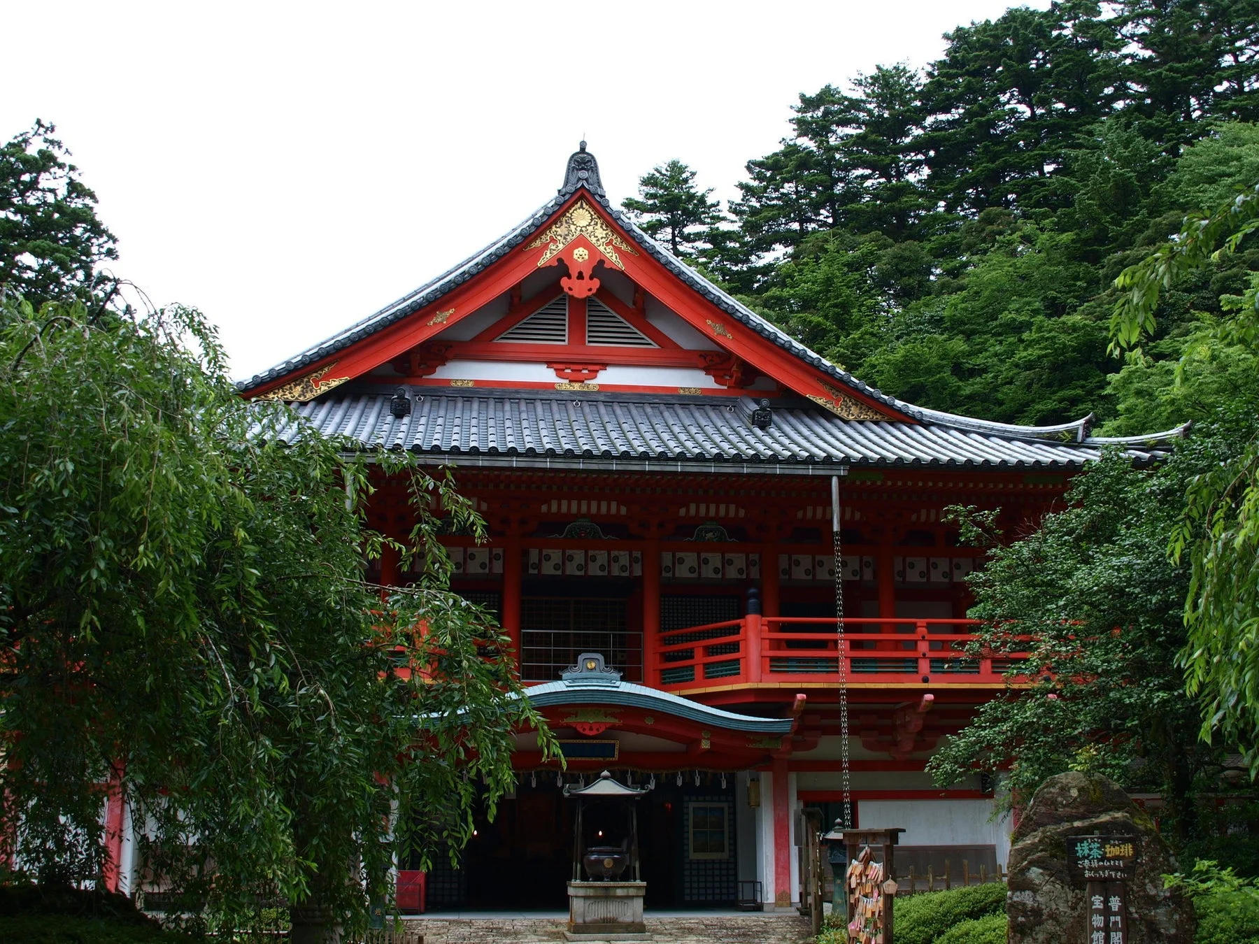石川県小松市の赤い寺院と紅葉