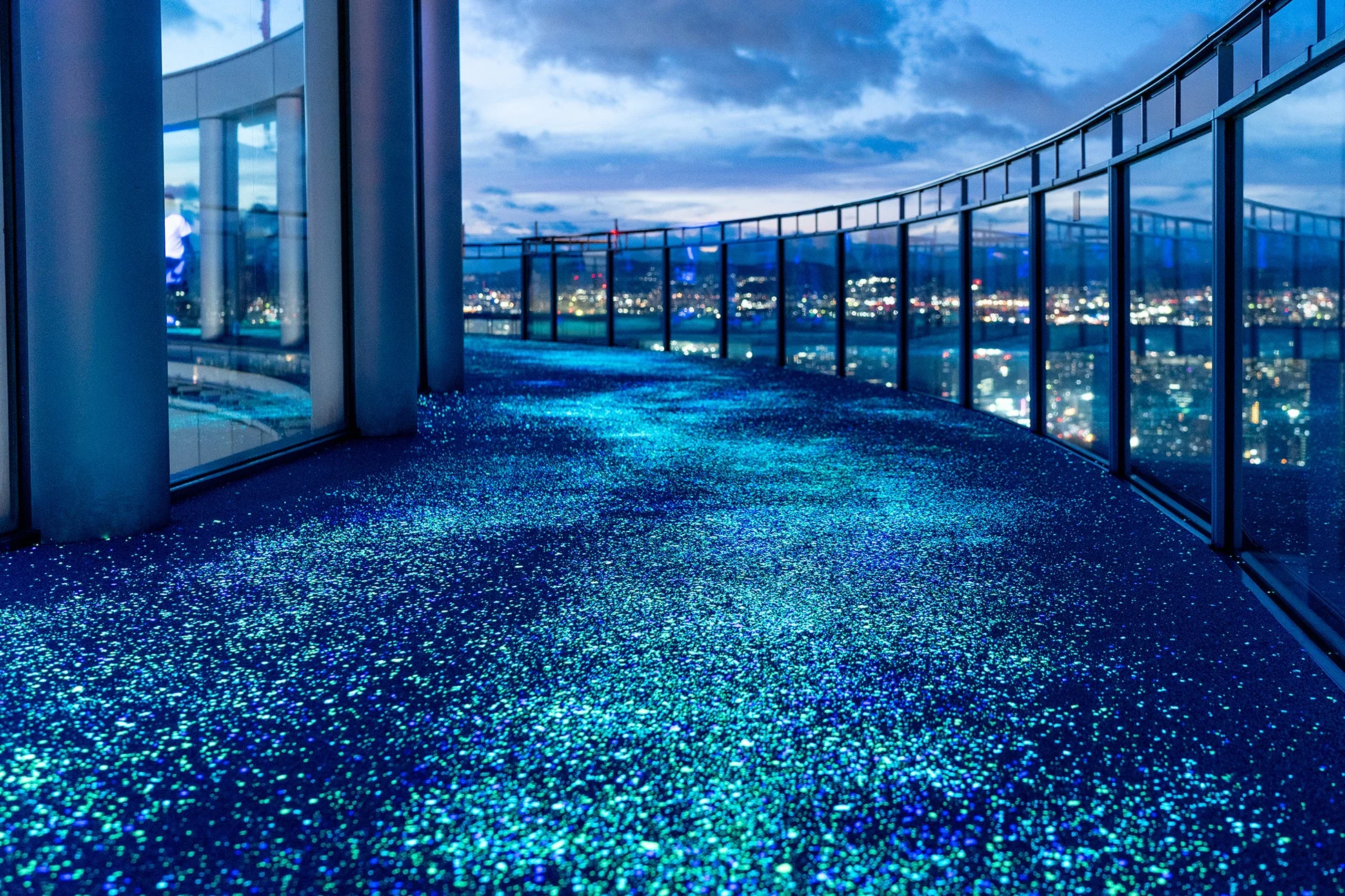 高層ビルからの夜景を望む展望台の床
