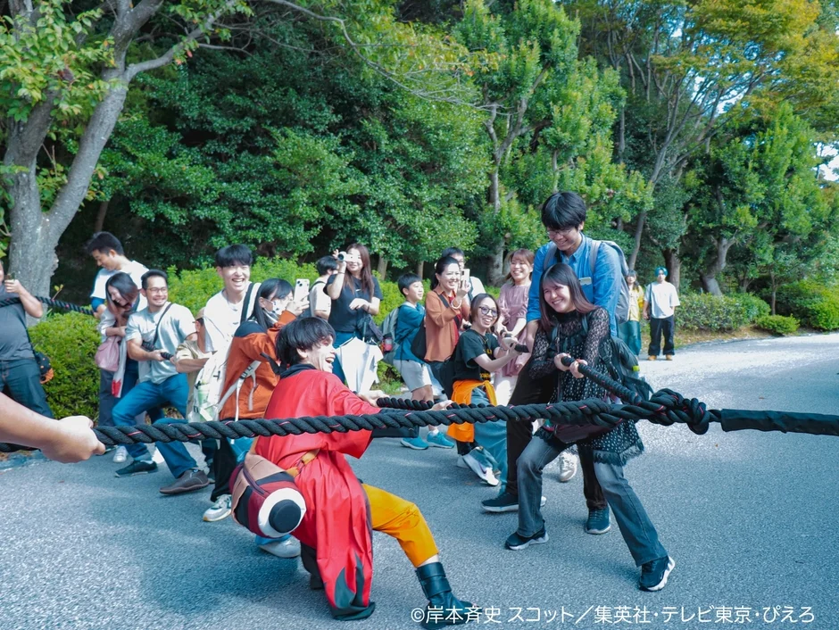 綱引きイベントの様子、多くの参加者