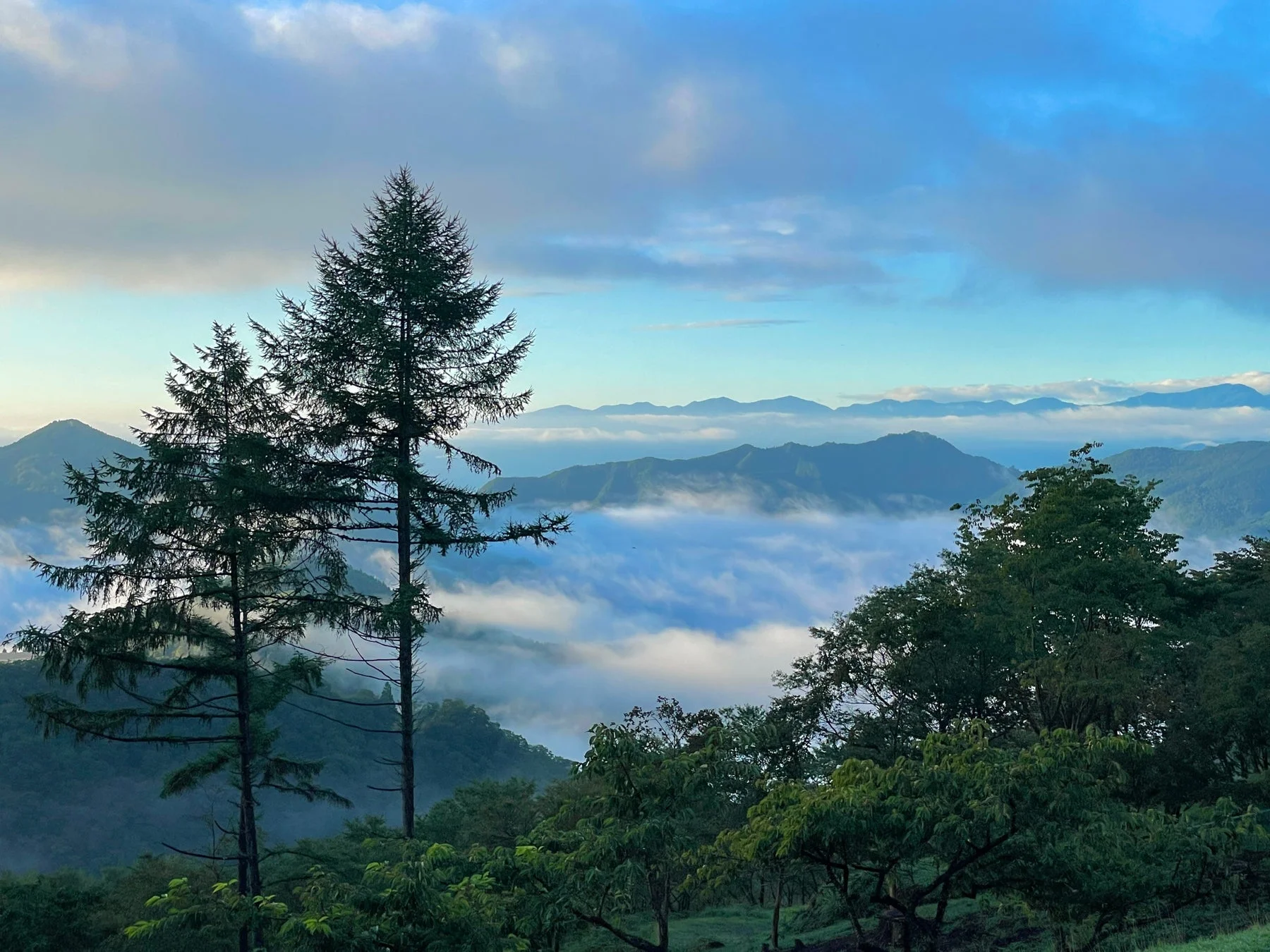 群馬県神流町の雲海と山々