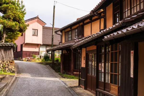 日本の古民家が並ぶ路地