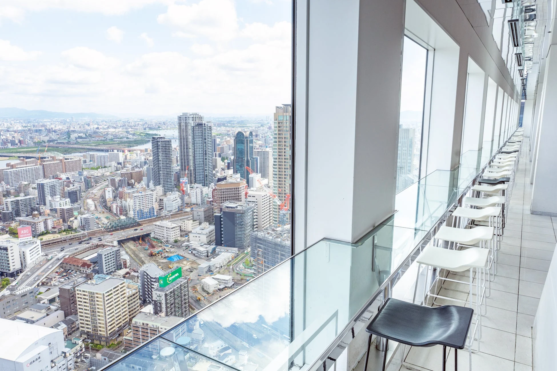 高層ビルから見下ろす都市のパノラマ風景