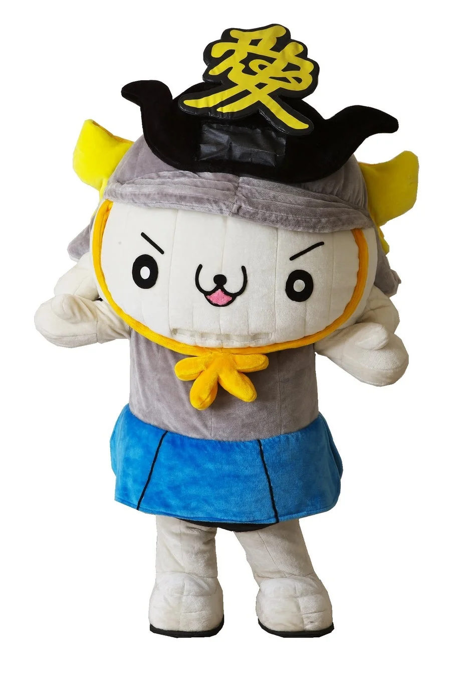 白い背景に立つ日本のマスコットキャラクターの全身像