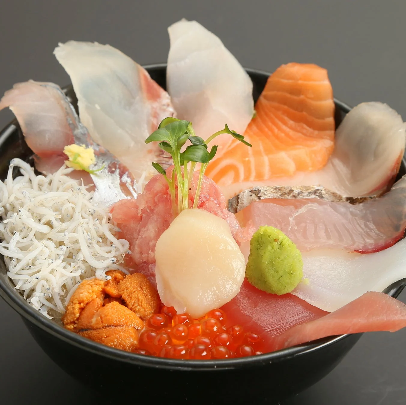 豪華な海鮮丼