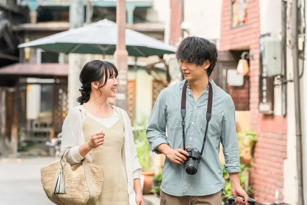 街中を歩くカップル