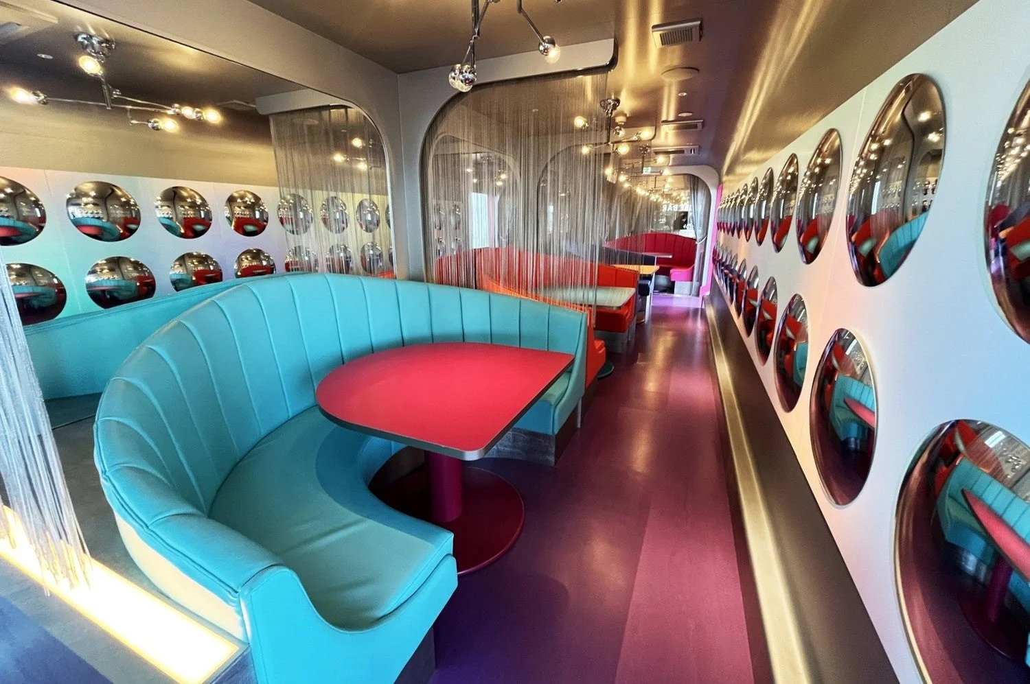 FUTURE TRAINの店内