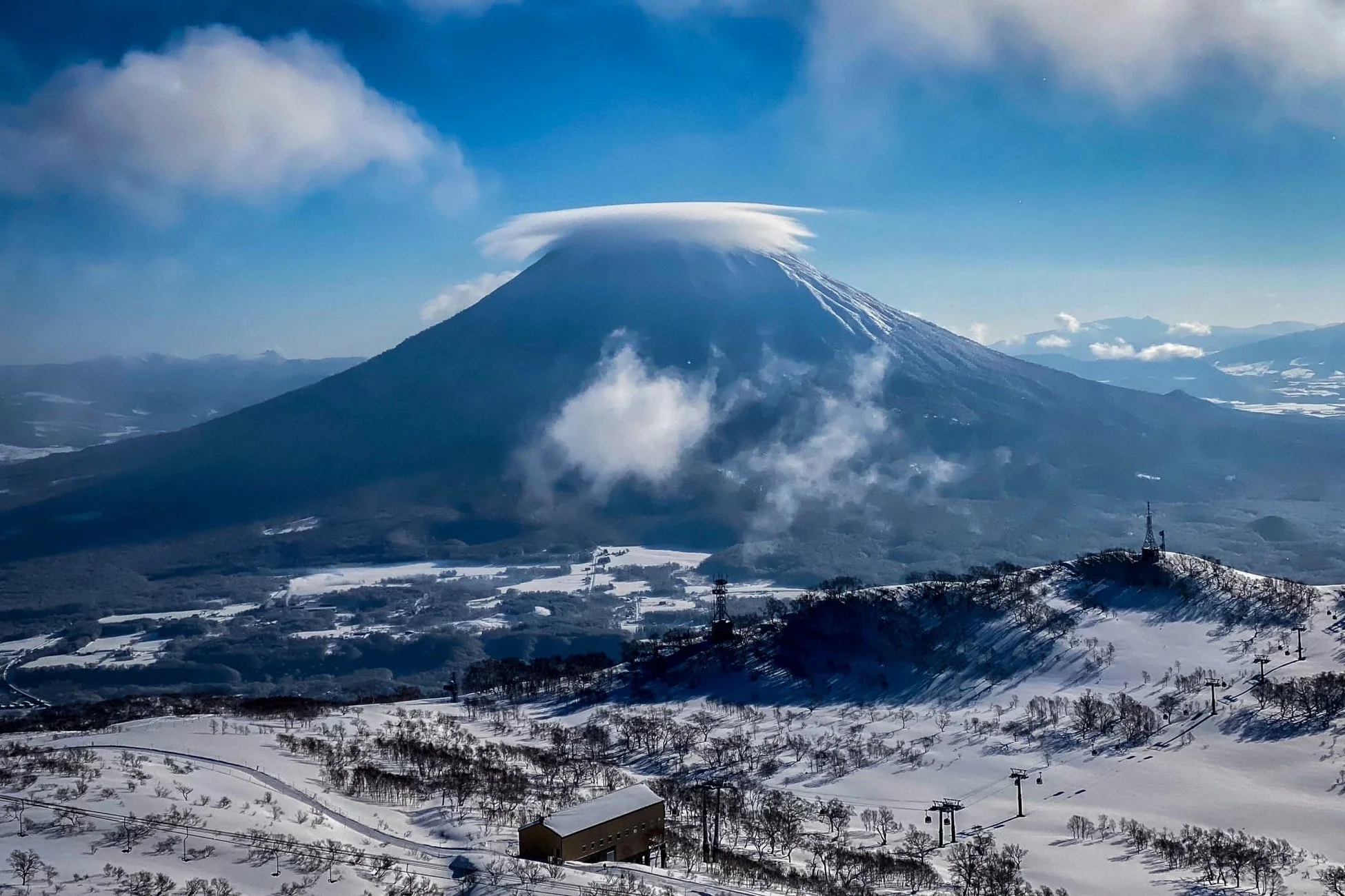 羊蹄山と雪景色のスキー場