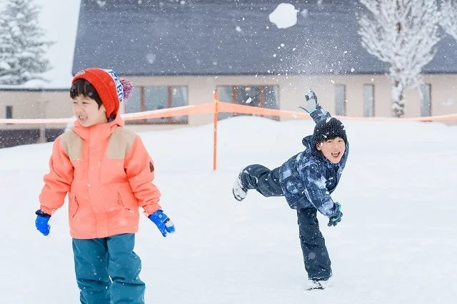 雪と遊ぶ子どもたち