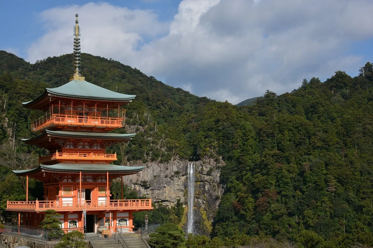 山形県南陽市の三重塔と滝