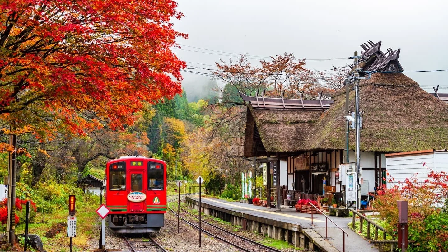 福島県二本松市の茅葺き屋根の駅舎と紅葉