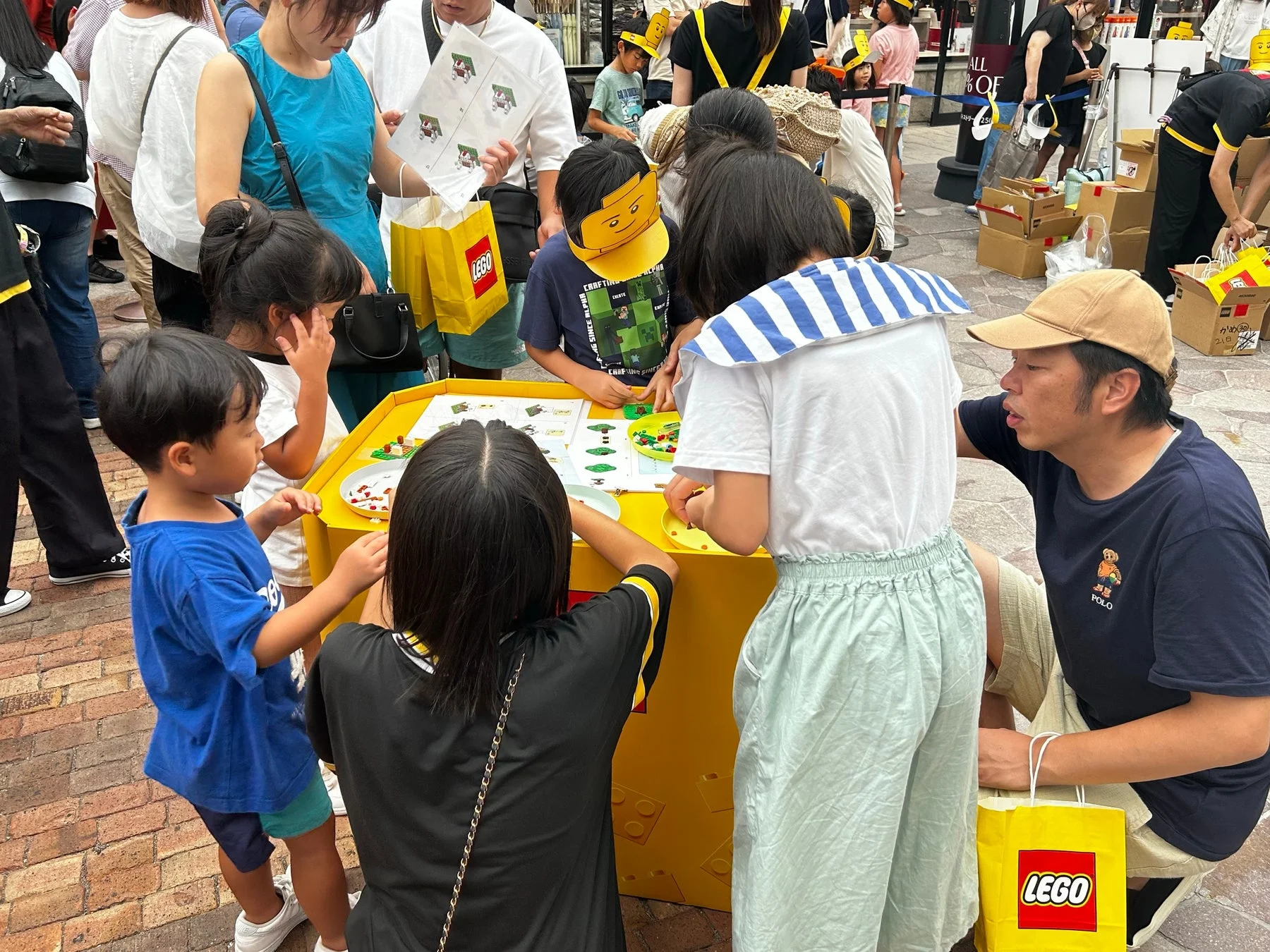 レゴブロックの組み立てを楽しむ子供たち