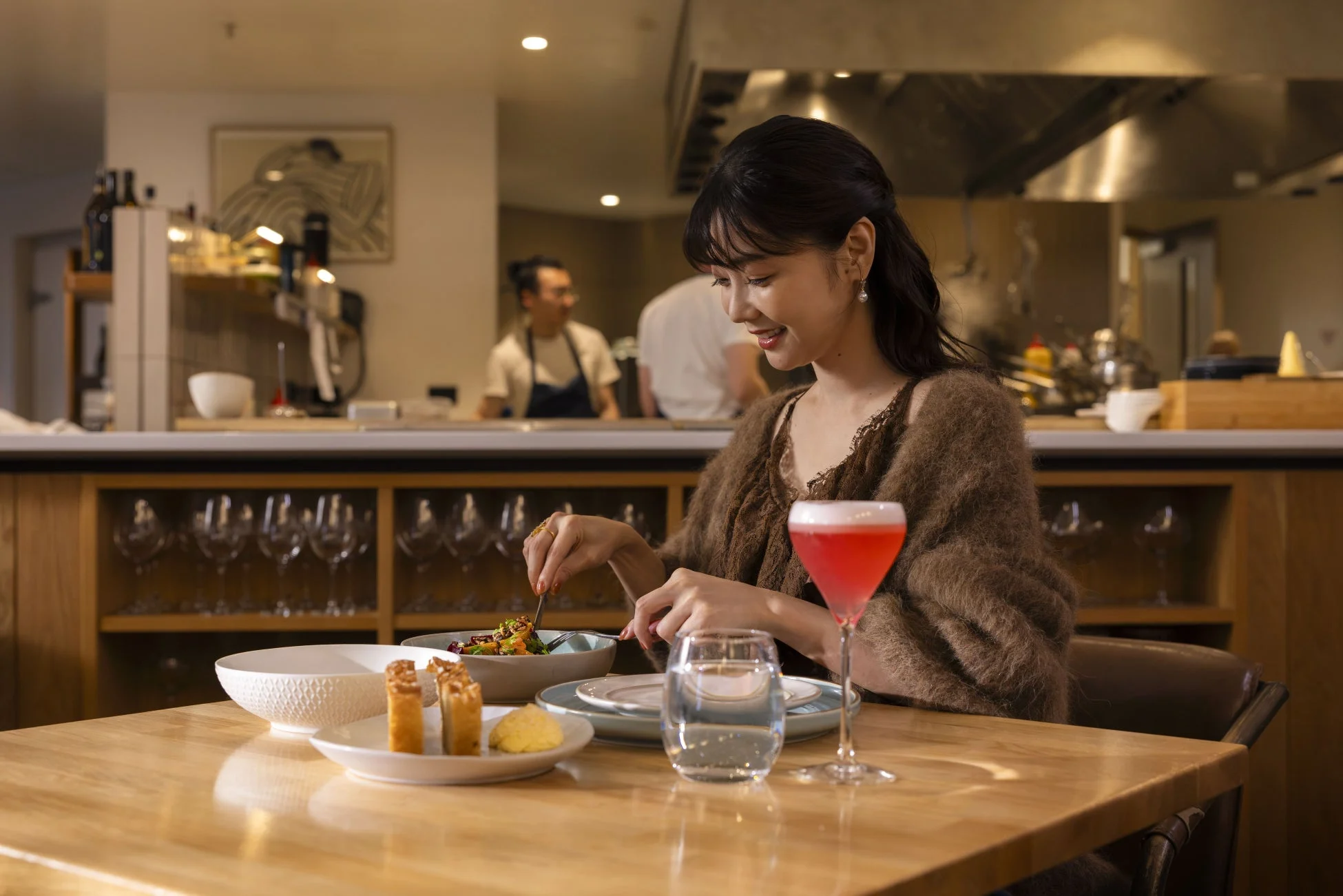 レストランで食事を楽しむ女性