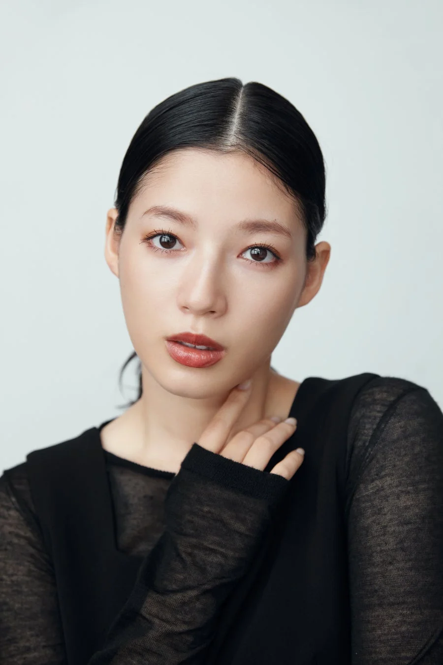 黒い服を着たアジア人女性のポートレート