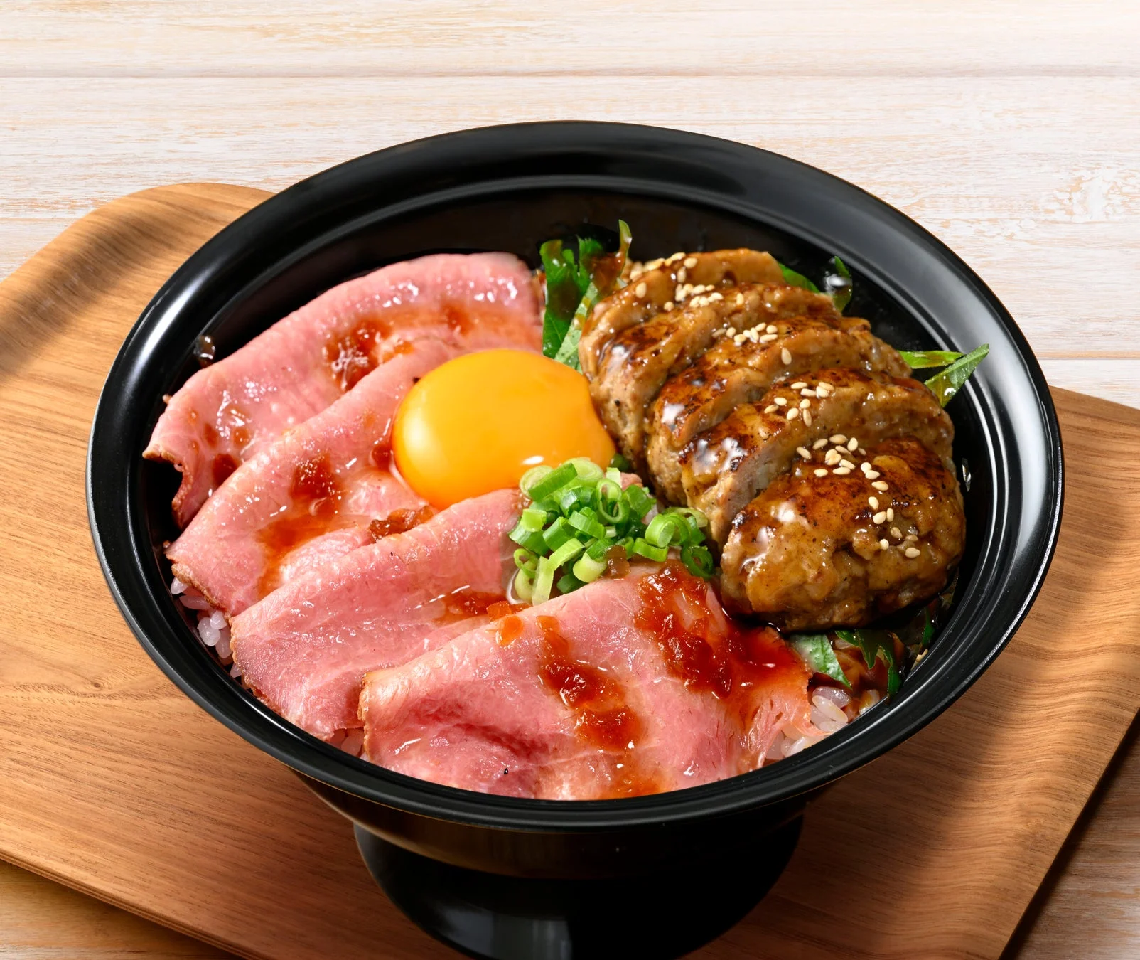 ローストビーフと照り焼きチキン、卵黄がのったどんぶり