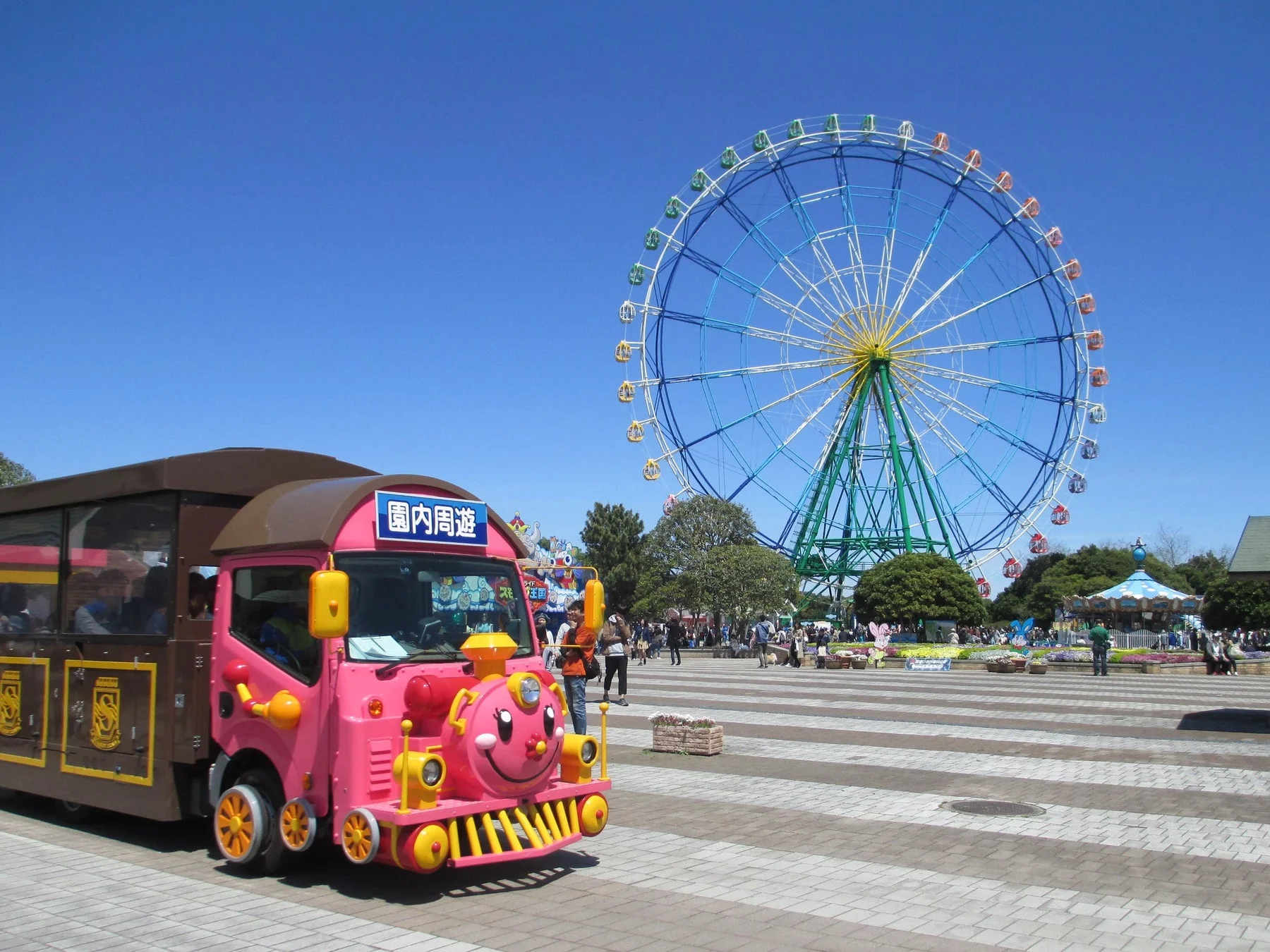 プレジャーガーデンの観覧車と周遊列車