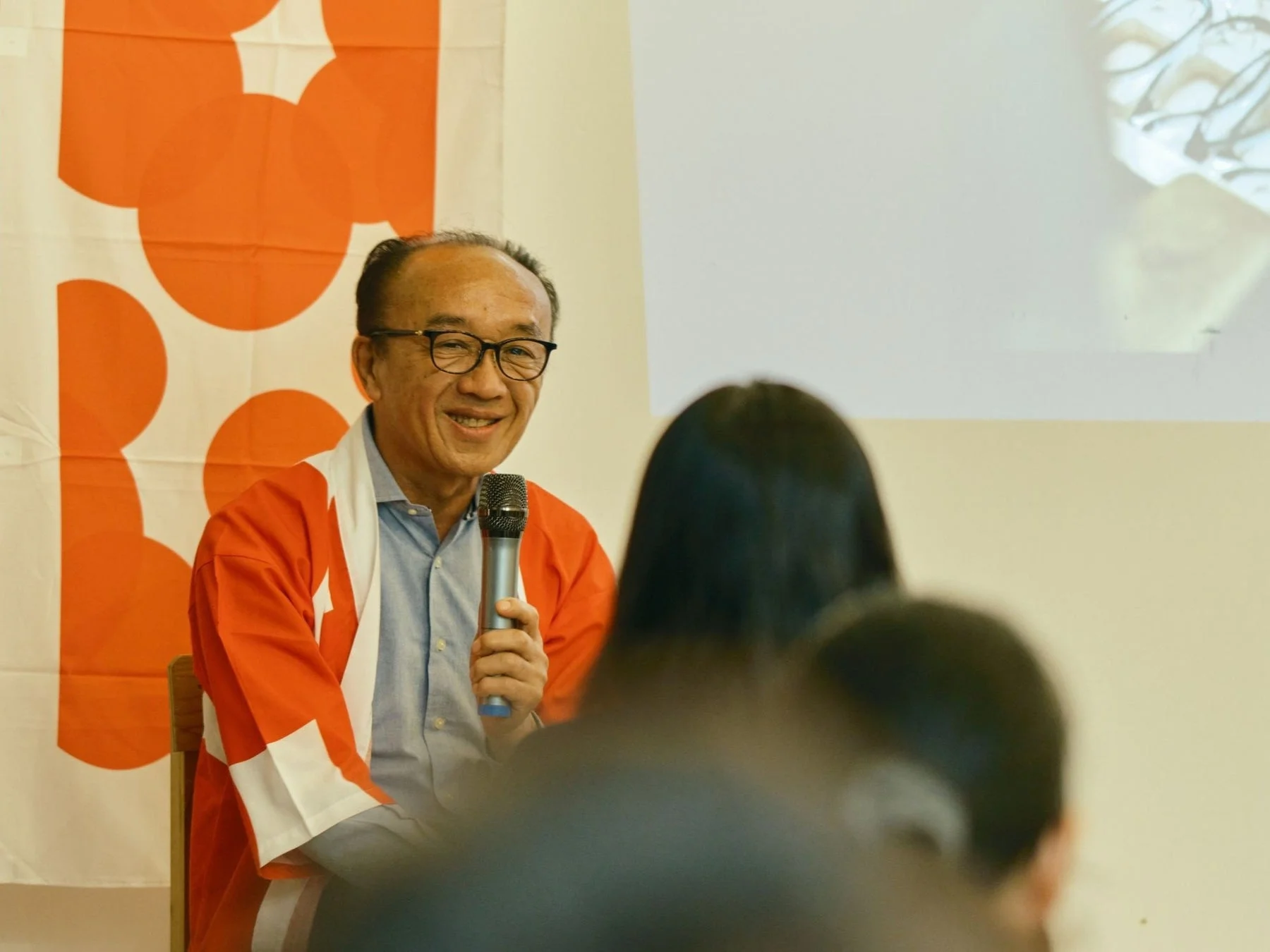 マイクを持って話す男性