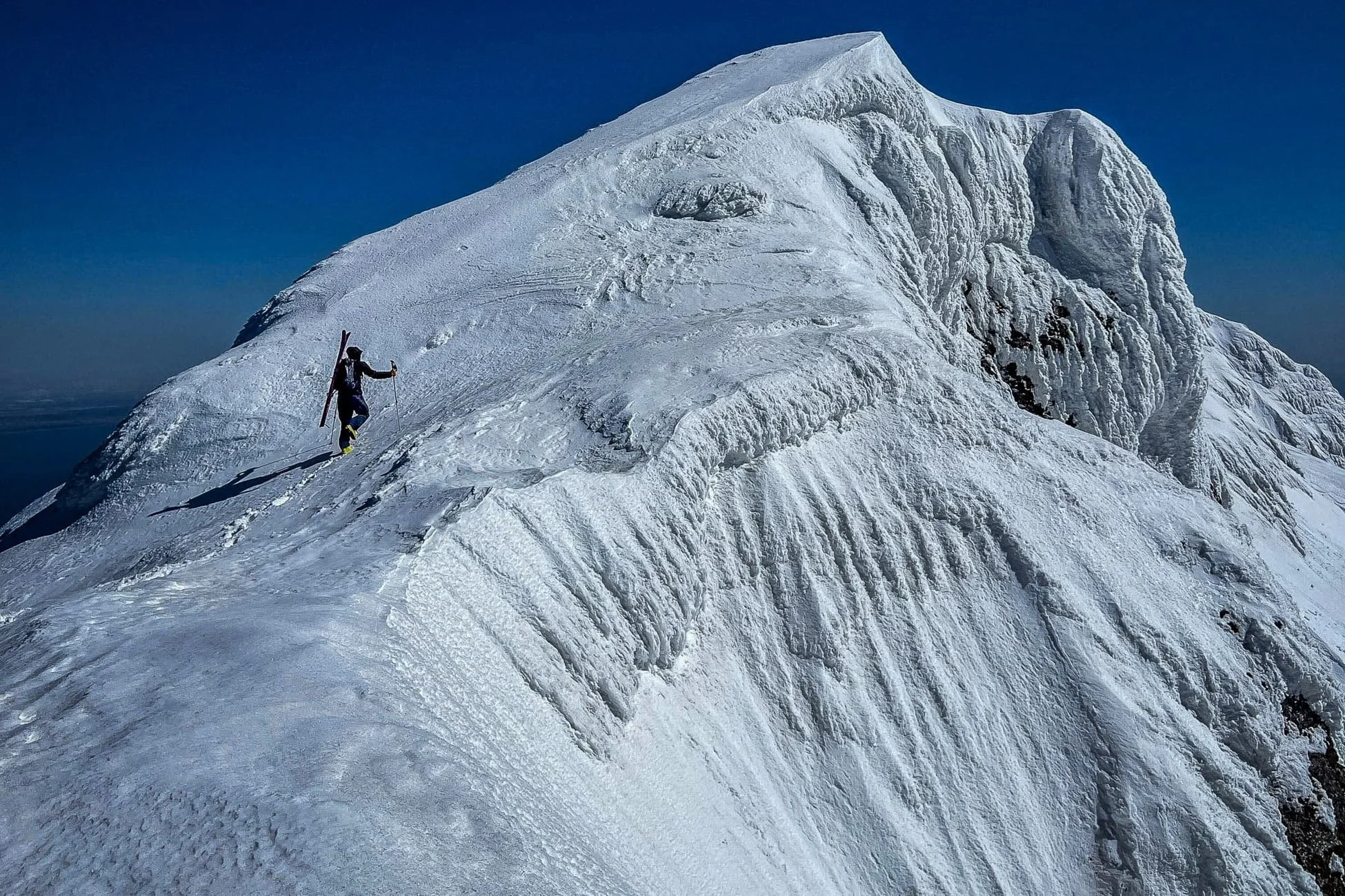雪山を登るスキーヤー