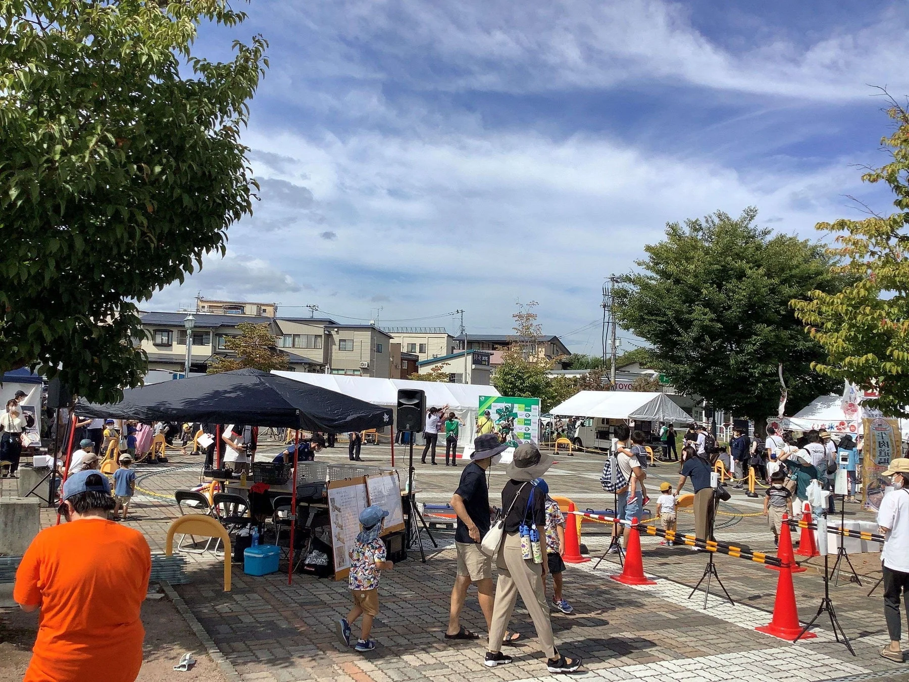 晴れた日の広場で開催されている賑やかな屋外イベント
