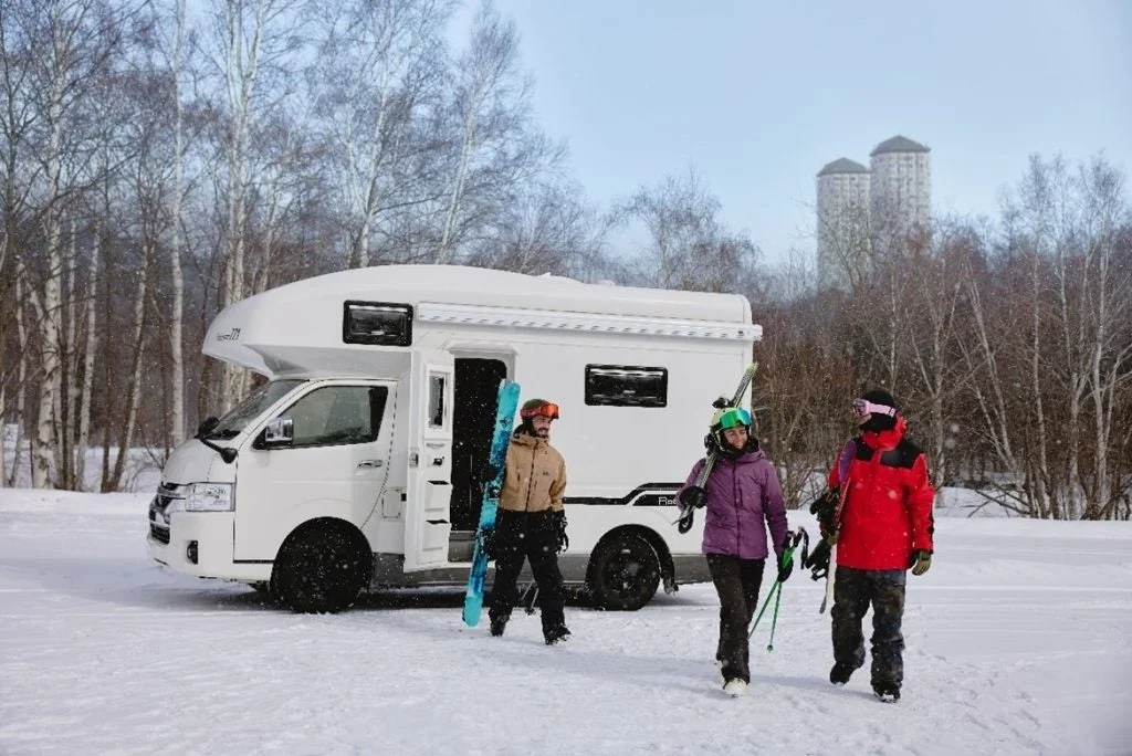 宿いらずで最高の雪を追い求める!星野リゾート×JAPAN C.R.C.「北海道パウダーベルトをめぐるキャンピングカープラン」が3シーズン目に突入