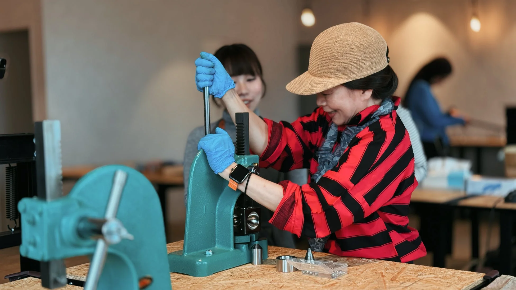 プレス機で作業する女性