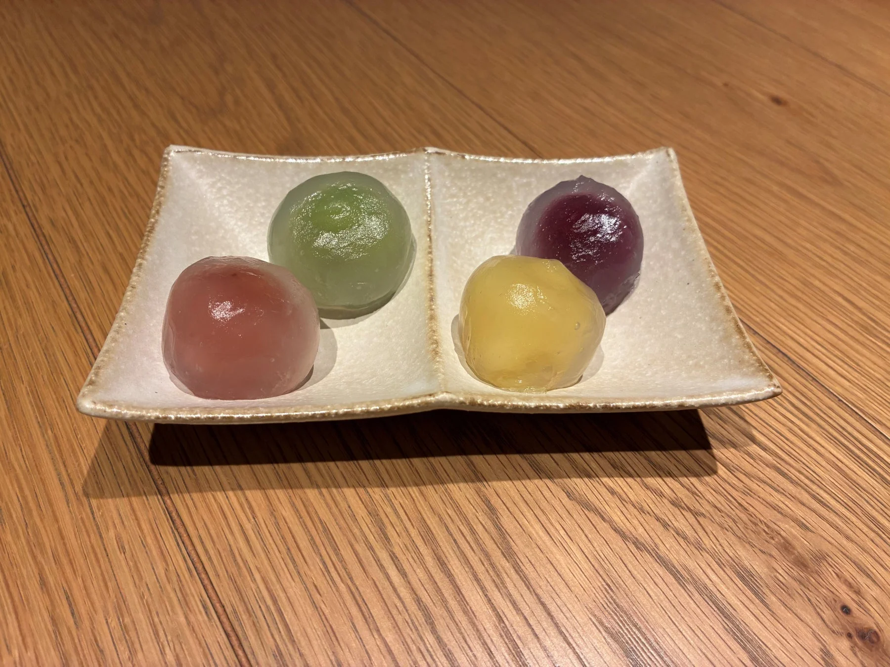 赤、緑、黄、紫の4色の和菓子
