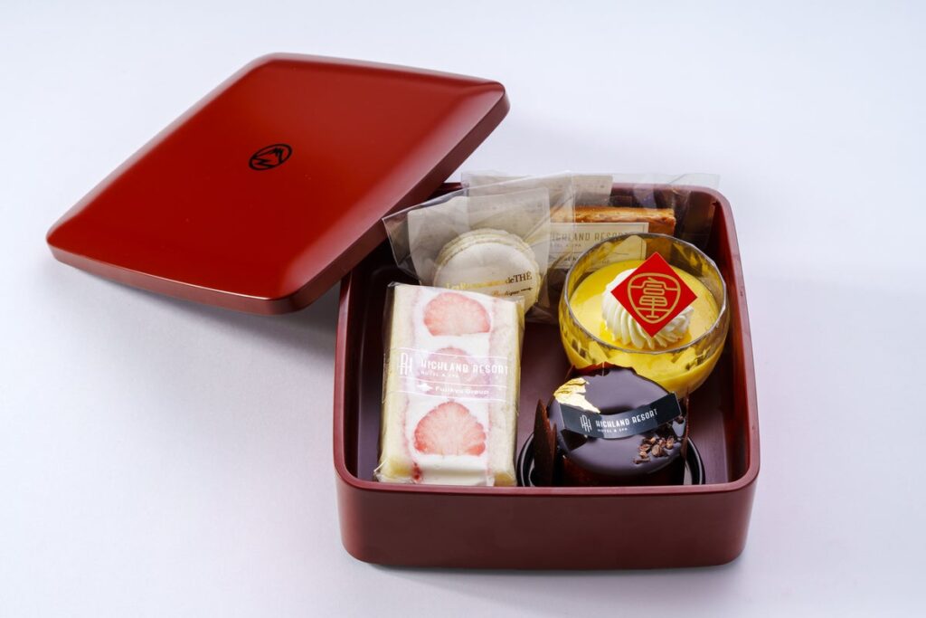富士山ビュー特急、10周年イヤーの締めくくりに「初代お重スイーツ」を1日限定で復刻。約3時間の特別列車も11月28日（土）に運行
