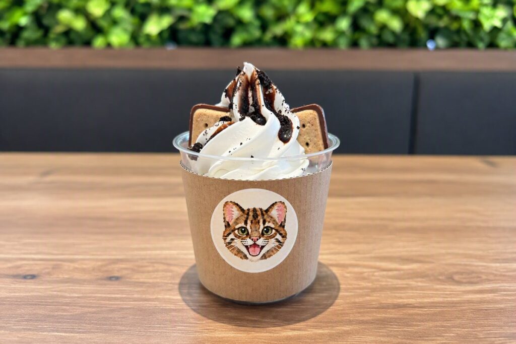 ツシマヤマネコをモチーフにした学生企画のソフトクリーム、10月10日（土）から福岡市動物園のカフェで販売