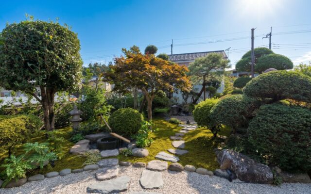 日光の一棟貸し宿「日光和庭の家 寧々」、日本庭園に滝とししおどしを新設 宿泊者限定の茶道体験も始まる