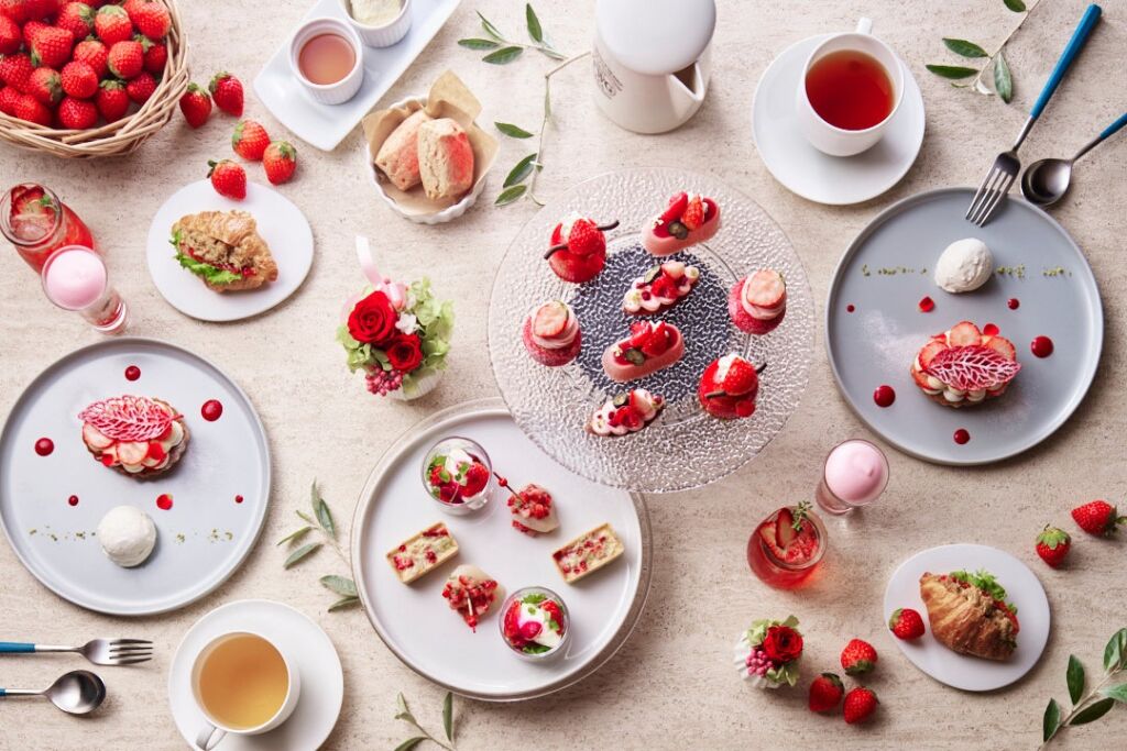 花といちごに包まれるテーブルで。インターコンチネンタル横浜Pier 8のストロベリーアフタヌーンティー「Strawberry Garden」