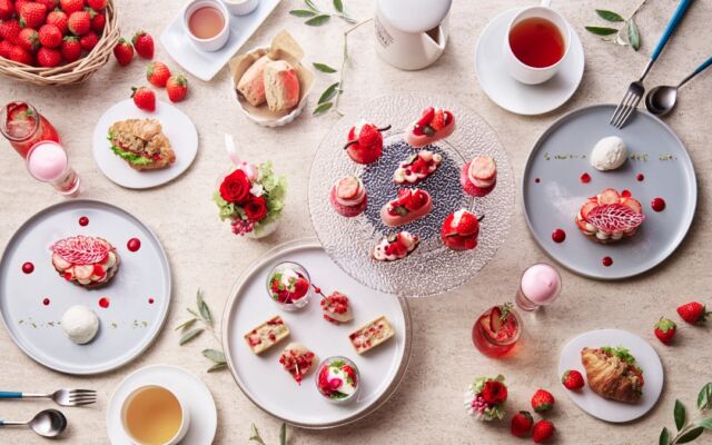 花といちごに包まれるテーブルで。インターコンチネンタル横浜Pier 8のストロベリーアフタヌーンティー「Strawberry Garden」