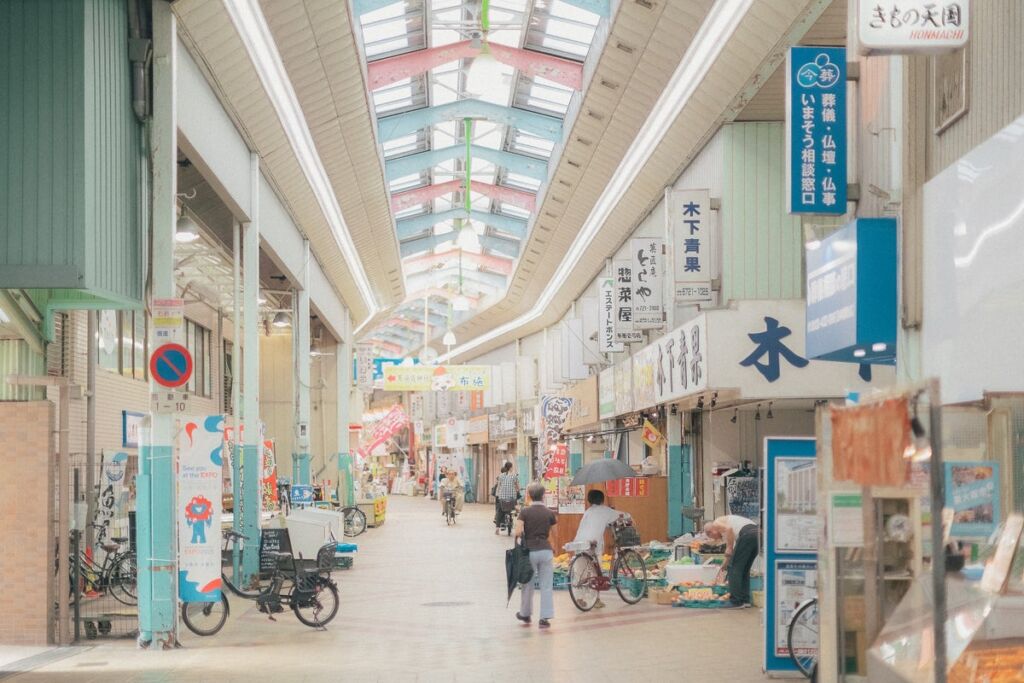 “映画館のまち”だった布施に、もう一度スクリーンを。SEKAI HOTELと土間シネマが手を組む