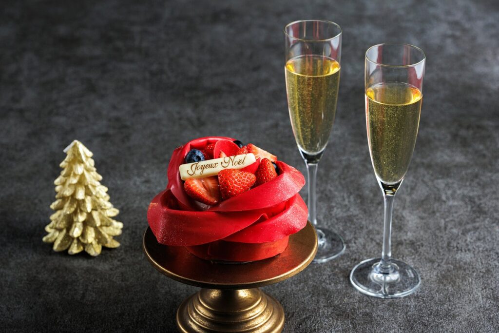 【ホテルメトロポリタン エドモント】パティシエ特製ケーキ「ローテローゼ（Rote Rose）」＆スパークリングワイン付きプランほか、全4種のクリスマス宿泊プランを販売開始