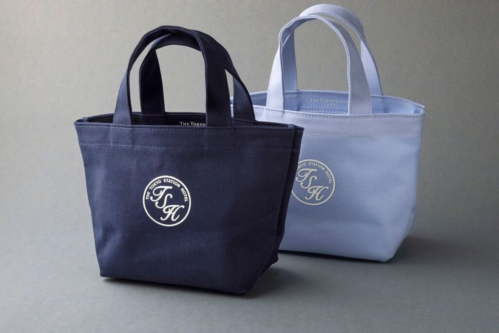 東京ステーションホテルのロゴ入りミニトートが登場　ネイビーとラベンダーブルーの2色展開
