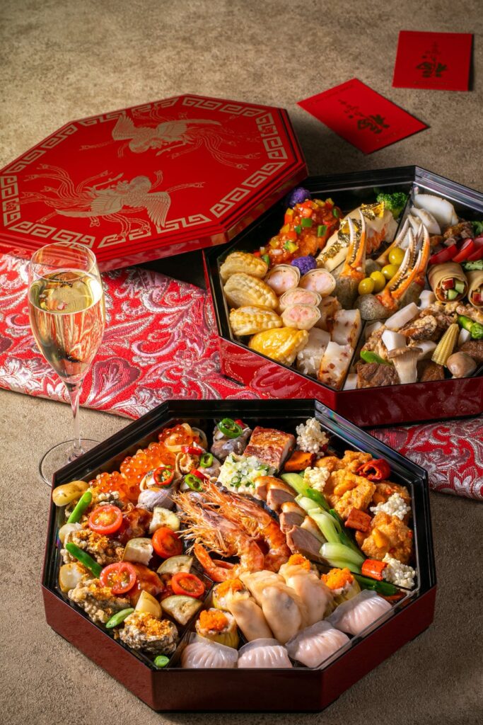 鮑や伊勢海老を盛り込んだ中国料理のプレート、4つのレストランの味を集めた洋風おせち、和の技が息づく三段重、自宅でホテルの味が楽しめる「フェスティブシーズンを彩るテイクアウトプレート＆おせちが登場」