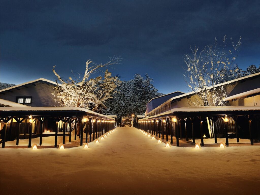 50個のかまくら雪灯篭が灯る雁木の夜。界 アルプスで「雪国がんぎあかり」今冬も開催