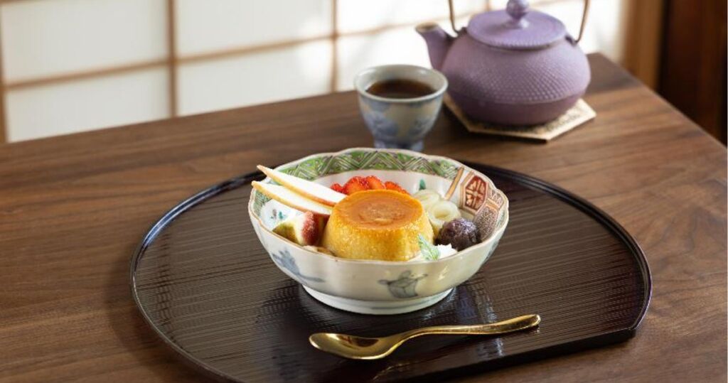 嵐山「茶寮 八翠」の秋限定スイーツ アンティーク伊万里に盛る「八翠の焼きいもプリン」
