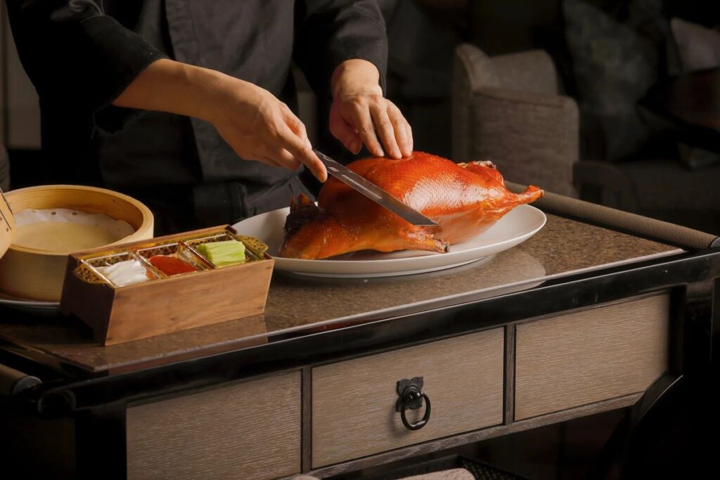 北京式と広東式を食べ比べ。フォーシーズンズホテル大阪「江南春」にローストダックの期間限定コース