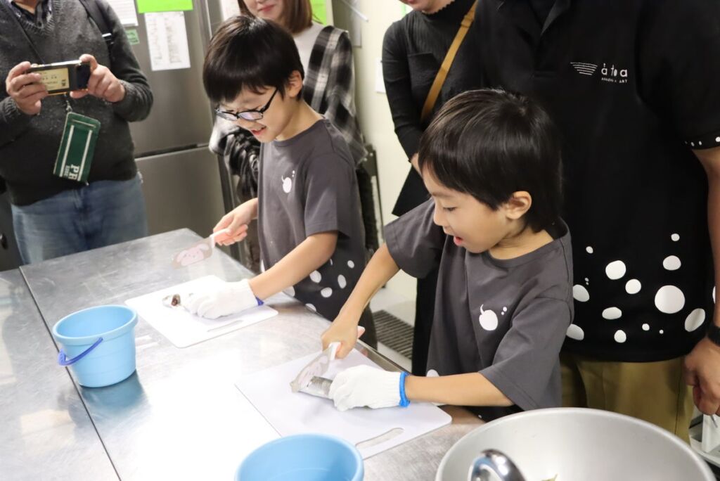 水族館アトアで6歳と8歳の男の子の夢が実現　ポルカドットスティングレイの飼育体験に挑戦
