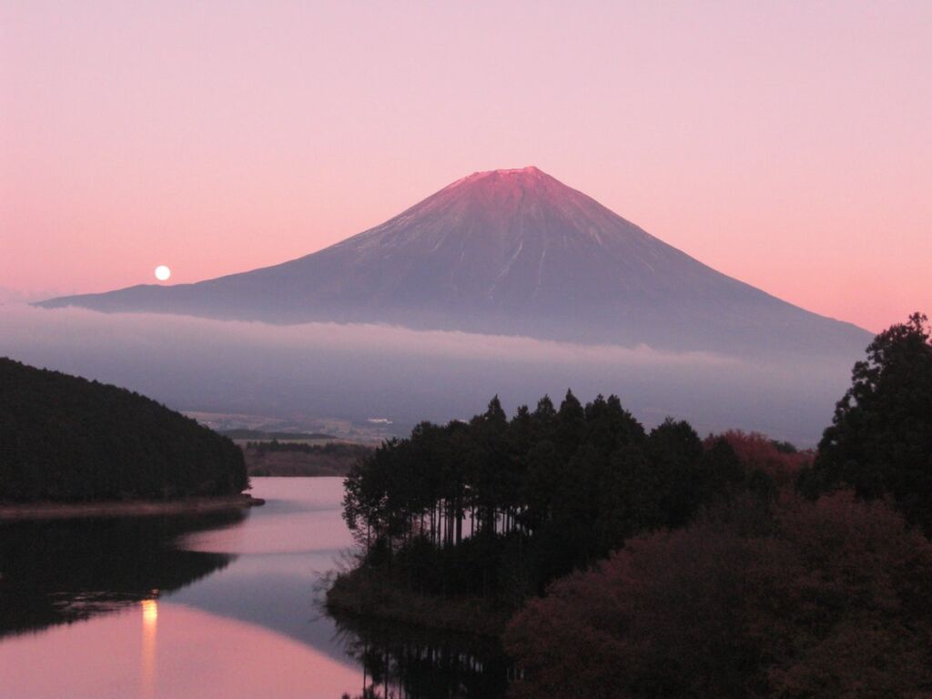 月明かりの富士山と山頂に重なる満月を宿から　「休暇村 富士」で迎える秋冬の夜