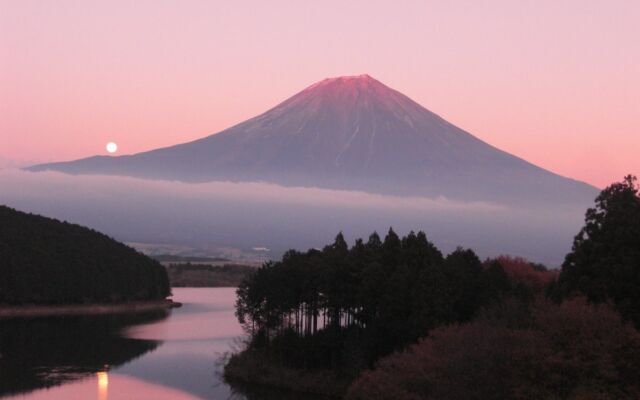 月明かりの富士山と山頂に重なる満月を宿から 「休暇村 富士」で迎える秋冬の夜