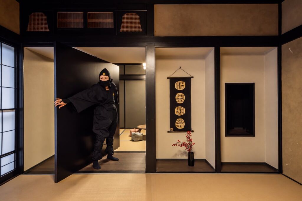 築54年の空き家が忍者屋敷の宿に。鬼怒川温泉「忍びの宿」、最大20名で泊まれる一棟貸しが10月30日開業