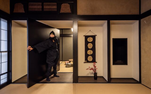 築54年の空き家が忍者屋敷の宿に。鬼怒川温泉「忍びの宿」、最大20名で泊まれる一棟貸しが10月30日開業